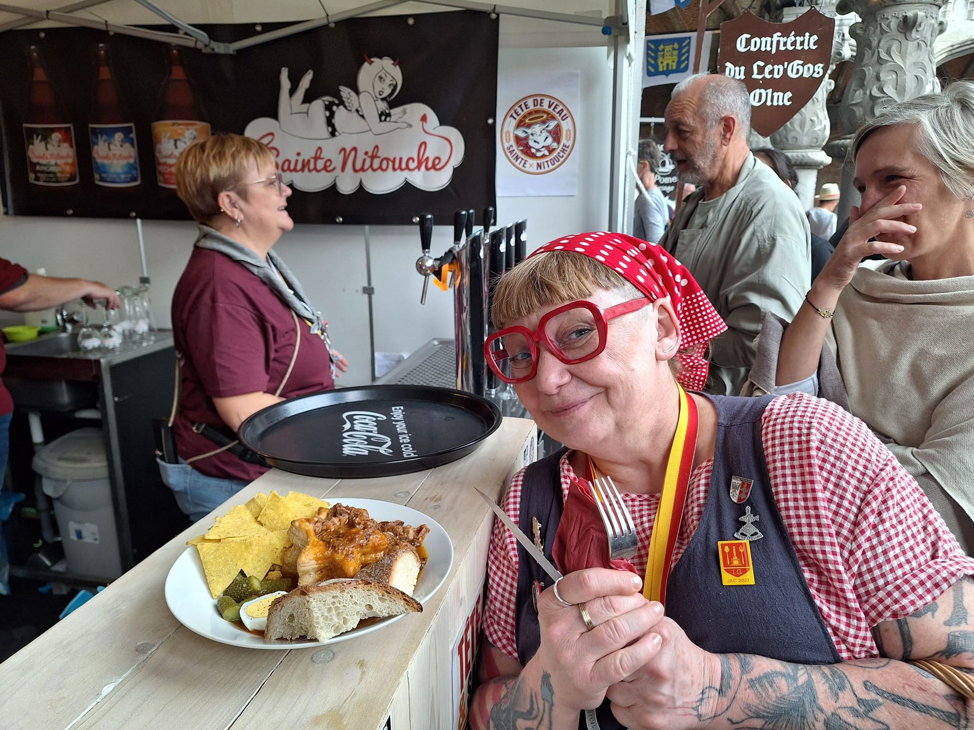Une bénévole fière de sa tête de veau!